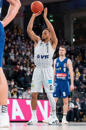Jaylon Brown (Hamburg Towers 0) beim Freiwurf Hamburg Towers vs. ALBA Berlin, Basketball, Bundesliga, Hauptrunde, Spieltag 15, Saison 2021 2022, 02.01.2022 Marcel von Fehrn Hamburg Towers vs. ALBA Berlin, Basketball, Bundesliga, Hauptrunde, Spieltag 15, Saison 2021 2022, 02.01.2022 Hamburg Copyright: xEibnerxPressefoto MarcelxvonxFehrnx EP_MFN