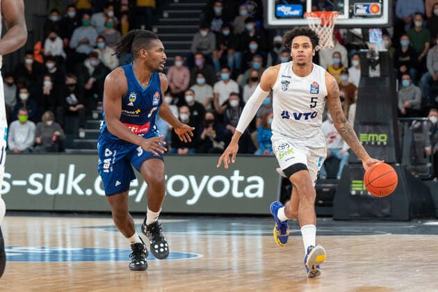 Caleb Homesley (Hamburg Towers 5) gegen Jaleen Smith (ALBA Berlin 3) Hamburg Towers vs. ALBA Berlin, Basketball, Bundesliga, Hauptrunde, Spieltag 15, Saison 2021 2022, 02.01.2022 Marcel von Fehrn Hamburg Towers vs. ALBA Berlin, Basketball, Bundesliga, Hauptrunde, Spieltag 15, Saison 2021 2022, 02.01.2022 Hamburg Copyright: xEibnerxPressefoto MarcelxvonxFehrnx EP_MFN