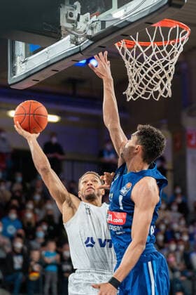 Treffer von Jaylon Brown (Hamburg Towers 0) Hamburg Towers vs. ALBA Berlin, Basketball, Bundesliga, Hauptrunde, Spieltag 15, Saison 2021 2022, 02.01.2022 Marcel von Fehrn Hamburg Towers vs. ALBA Berlin, Basketball, Bundesliga, Hauptrunde, Spieltag 15, Saison 2021 2022, 02.01.2022 Hamburg Copyright: xEibnerxPressefoto MarcelxvonxFehrnx EP_MFN