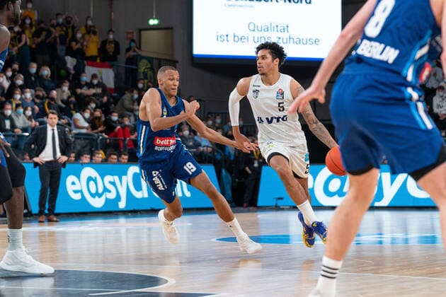 Caleb Homesley (Hamburg Towers 5) setzt sich durch Hamburg Towers vs. ALBA Berlin, Basketball, Bundesliga, Hauptrunde, Spieltag 15, Saison 2021 2022, 02.01.2022 Marcel von Fehrn Hamburg Towers vs. ALBA Berlin, Basketball, Bundesliga, Hauptrunde, Spieltag 15, Saison 2021 2022, 02.01.2022 Hamburg Copyright: xEibnerxPressefoto MarcelxvonxFehrnx EP_MFN