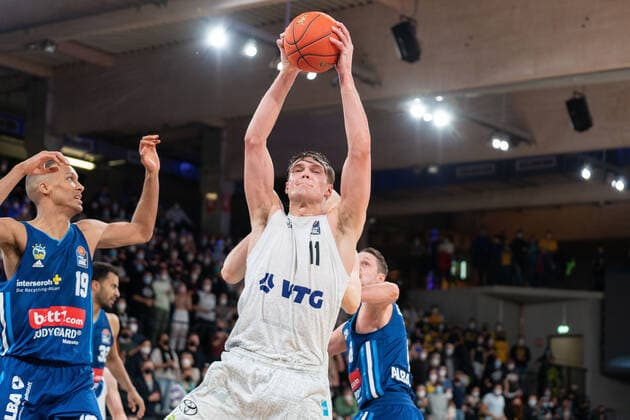 Maik Kotsar (Hamburg Towers 11) springt zum Wurf ab Hamburg Towers vs. ALBA Berlin, Basketball, Bundesliga, Hauptrunde, Spieltag 15, Saison 2021 2022, 02.01.2022 Marcel von Fehrn Hamburg Towers vs. ALBA Berlin, Basketball, Bundesliga, Hauptrunde, Spieltag 15, Saison 2021 2022, 02.01.2022 Hamburg Copyright: xEibnerxPressefoto MarcelxvonxFehrnx EP_MFN