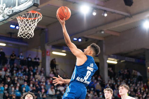 Treffer von Maodo Lo (ALBA Berlin 0) Hamburg Towers vs. ALBA Berlin, Basketball, Bundesliga, Hauptrunde, Spieltag 15, Saison 2021 2022, 02.01.2022 Marcel von Fehrn Hamburg Towers vs. ALBA Berlin, Basketball, Bundesliga, Hauptrunde, Spieltag 15, Saison 2021 2022, 02.01.2022 Hamburg Copyright: xEibnerxPressefoto MarcelxvonxFehrnx EP_MFN
