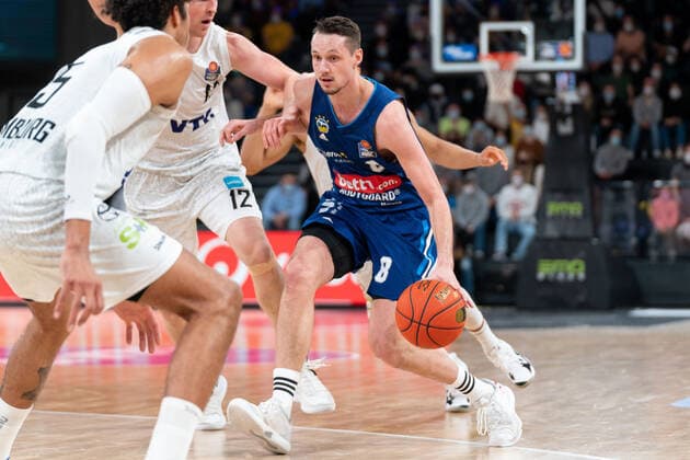 Marcus Eriksson (ALBA Berlin 8) umringt von Gegenspielern Hamburg Towers vs. ALBA Berlin, Basketball, Bundesliga, Hauptrunde, Spieltag 15, Saison 2021 2022, 02.01.2022 Marcel von Fehrn Hamburg Towers vs. ALBA Berlin, Basketball, Bundesliga, Hauptrunde, Spieltag 15, Saison 2021 2022, 02.01.2022 Hamburg Copyright: xEibnerxPressefoto MarcelxvonxFehrnx EP_MFN