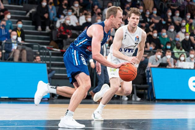 Luke Sikma (ALBA Berlin 43) gegen Lukas Meisner (Hamburg Towers 7) Hamburg Towers vs. ALBA Berlin, Basketball, Bundesliga, Hauptrunde, Spieltag 15, Saison 2021 2022, 02.01.2022 Marcel von Fehrn Hamburg Towers vs. ALBA Berlin, Basketball, Bundesliga, Hauptrunde, Spieltag 15, Saison 2021 2022, 02.01.2022 Hamburg Copyright: xEibnerxPressefoto MarcelxvonxFehrnx EP_MFN