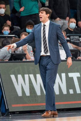 Pedro Calles (Hamburg Towers Trainer) gestikuliert Hamburg Towers vs. ALBA Berlin, Basketball, Bundesliga, Hauptrunde, Spieltag 15, Saison 2021 2022, 02.01.2022 Marcel von Fehrn Hamburg Towers vs. ALBA Berlin, Basketball, Bundesliga, Hauptrunde, Spieltag 15, Saison 2021 2022, 02.01.2022 Hamburg Copyright: xEibnerxPressefoto MarcelxvonxFehrnx EP_MFN