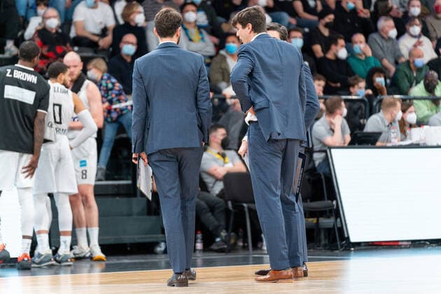 Pedro Calles (Hamburg Towers Trainer) mit seinem Trainerteam Hamburg Towers vs. ALBA Berlin, Basketball, Bundesliga, Hauptrunde, Spieltag 15, Saison 2021 2022, 02.01.2022 Marcel von Fehrn Hamburg Towers vs. ALBA Berlin, Basketball, Bundesliga, Hauptrunde, Spieltag 15, Saison 2021 2022, 02.01.2022 Hamburg Copyright: xEibnerxPressefoto MarcelxvonxFehrnx EP_MFN