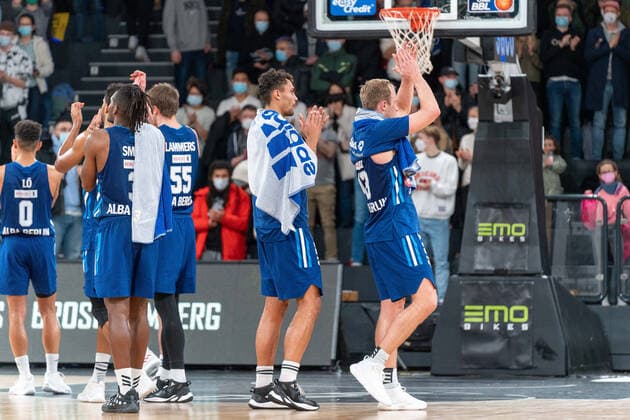 ALBA Berlin nach dem Spiel Hamburg Towers vs. ALBA Berlin, Basketball, Bundesliga, Hauptrunde, Spieltag 15, Saison 2021 2022, 02.01.2022 Marcel von Fehrn Hamburg Towers vs. ALBA Berlin, Basketball, Bundesliga, Hauptrunde, Spieltag 15, Saison 2021 2022, 02.01.2022 Hamburg Copyright: xEibnerxPressefoto MarcelxvonxFehrnx EP_MFN