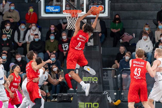 Akil Mitchell (Brose Bamberg 8) wirft Hamburg Towers vs. ALBA Berlin, Basketball, Bundesliga, Hauptrunde, Spieltag 12, Saison 2021 2022, 05.01.2022 Marcel von Fehrn Hamburg Towers vs. ALBA Berlin, Basketball, Bundesliga, Hauptrunde, Spieltag 12, Saison 2021 2022, 05.01.2022 Hamburg Copyright: xEibnerxPressefoto MarcelxvonxFehrnx EP_MFN
