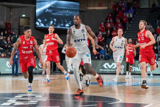 Zach Brown (Hamburg Towers 1) entlaeuft den Gegnern Hamburg Towers vs. ALBA Berlin, Basketball, Bundesliga, Hauptrunde, Spieltag 12, Saison 2021 2022, 05.01.2022 Marcel von Fehrn Hamburg Towers vs. ALBA Berlin, Basketball, Bundesliga, Hauptrunde, Spieltag 12, Saison 2021 2022, 05.01.2022 Hamburg Copyright: xEibnerxPressefoto MarcelxvonxFehrnx EP_MFN