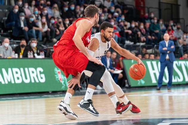 Ray McCallum (Hamburg Towers 10) behauptet den Ball Hamburg Towers vs. Brose Bamberg, Basketball, Bundesliga, Hauptrunde, Spieltag 12, Saison 2021 2022, 05.01.2022 Marcel von Fehrn Hamburg Towers vs. Brose Bamberg, Basketball, Bundesliga, Hauptrunde, Spieltag 12, Saison 2021 2022, 05.01.2022 Hamburg Copyright: xEibnerxPressefoto MarcelxvonxFehrnx EP_MFN