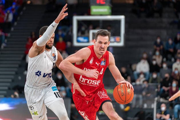 Omar Prewitt (Brose Bamberg 4) gegen Ray McCallum (Hamburg Towers 10) Hamburg Towers vs. Brose Bamberg, Basketball, Bundesliga, Hauptrunde, Spieltag 12, Saison 2021 2022, 05.01.2022 Marcel von Fehrn Hamburg Towers vs. Brose Bamberg, Basketball, Bundesliga, Hauptrunde, Spieltag 12, Saison 2021 2022, 05.01.2022 Hamburg Copyright: xEibnerxPressefoto MarcelxvonxFehrnx EP_MFN