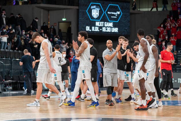 Hamburg Towers nach Niederlage Hamburg Towers vs. Brose Bamberg, Basketball, Bundesliga, Hauptrunde, Spieltag 12, Saison 2021 2022, 05.01.2022 Marcel von Fehrn Hamburg Towers vs. Brose Bamberg, Basketball, Bundesliga, Hauptrunde, Spieltag 12, Saison 2021 2022, 05.01.2022 Hamburg Copyright: xEibnerxPressefoto MarcelxvonxFehrnx EP_MFN