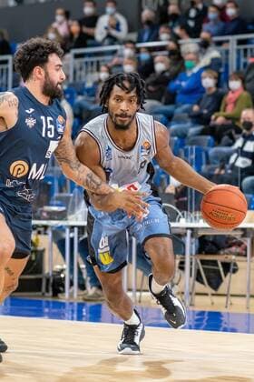 Terrell Harris (HAKRO Merlins Crailsheim, 8) im Zweikampf mit Jordan Geist (MLP Academics Heidelberg, 15), MLP Academics Heidelberg vs. HAKRO Merlins Crailsheim, Basketball, easyCredit Bundesliga, 16.Spieltag, Saison 2021 2022, 07.01.2022, MLP Academics Heidelberg vs. HAKRO Merlins Crailsheim, Basketball, easyCredit Bundesliga, 16.Spieltag, Saison 2021 2022, 07.01.2022, Heidelberg Copyright: xEibner-Pressefotox EP_EER
