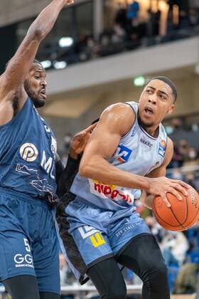 Jaren Lewis (HAKRO Merlins Crailsheim, 1) im Zweikampf mit Shyron Ely (MLP Academics Heidelberg, 5), MLP Academics Heidelberg vs. HAKRO Merlins Crailsheim, Basketball, easyCredit Bundesliga, 16.Spieltag, Saison 2021 2022, 07.01.2022, MLP Academics Heidelberg vs. HAKRO Merlins Crailsheim, Basketball, easyCredit Bundesliga, 16.Spieltag, Saison 2021 2022, 07.01.2022, Heidelberg Copyright: xEibner-Pressefotox EP_EER