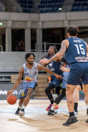 Terrell Harris (HAKRO Merlins Crailsheim, 8) im Zweikampf mit Rob Lowery (MLP Academics Heidelberg, 3), MLP Academics Heidelberg vs. HAKRO Merlins Crailsheim, Basketball, easyCredit Bundesliga, 16.Spieltag, Saison 2021 2022, 07.01.2022, MLP Academics Heidelberg vs. HAKRO Merlins Crailsheim, Basketball, easyCredit Bundesliga, 16.Spieltag, Saison 2021 2022, 07.01.2022, Heidelberg Copyright: xEibner-Pressefotox EP_EER
