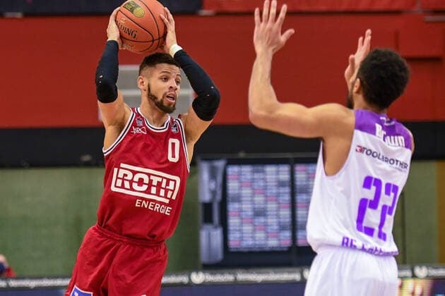 Kendale McCullum, Stephen Brown 16. Spieltag, Basketball Bundesliga, Basketball Saison 2021 2022, Deutschland, easyCredit BBL, Germany, Giessen 46ers, giessen rot, Herren, Jobstairs GIESSEN 46ers - BG Göttingen, Männer, Göttingen in weiß - lila