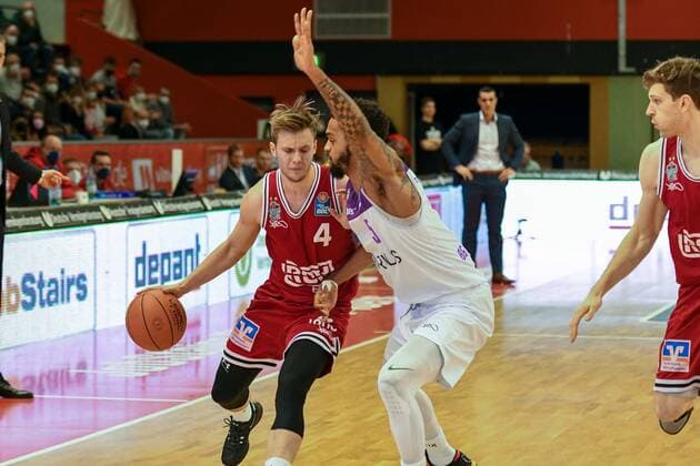 16. Spieltag, Basketball Bundesliga, Basketball Saison 2021 2022, Deutschland, easyCredit BBL, Germany, Giessen 46ers, giessen rot, Herren, Jobstairs GIESSEN 46ers - BG Göttingen, Männer, Göttingen in weiß - lila