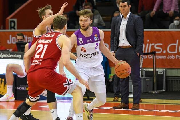 Bjarne Kraushaar, Florian Koch, Jake Toolson 16. Spieltag, Basketball Bundesliga, Basketball Saison 2021 2022, Deutschland, easyCredit BBL, Germany, Giessen 46ers, giessen rot, Herren, Jobstairs GIESSEN 46ers - BG Göttingen, Männer, Göttingen in weiß - lila