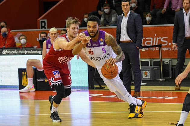 Bjarne Kraushaar, Jeff Roberson 16. Spieltag, Basketball Bundesliga, Basketball Saison 2021 2022, Deutschland, easyCredit BBL, Germany, Giessen 46ers, giessen rot, Herren, Jobstairs GIESSEN 46ers - BG Göttingen, Männer, Göttingen in weiß - lila