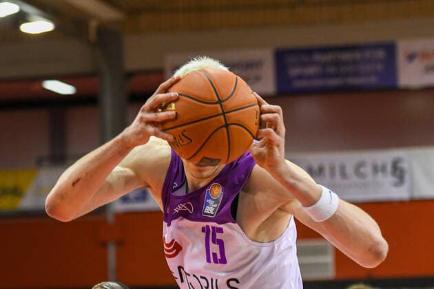 Phillip Hartwich, kopflos... 16. Spieltag, Basketball Bundesliga, Basketball Saison 2021 2022, Deutschland, easyCredit BBL, Germany, Giessen 46ers, giessen rot, Herren, Jobstairs GIESSEN 46ers - BG Göttingen, Männer, Göttingen in weiß - lila