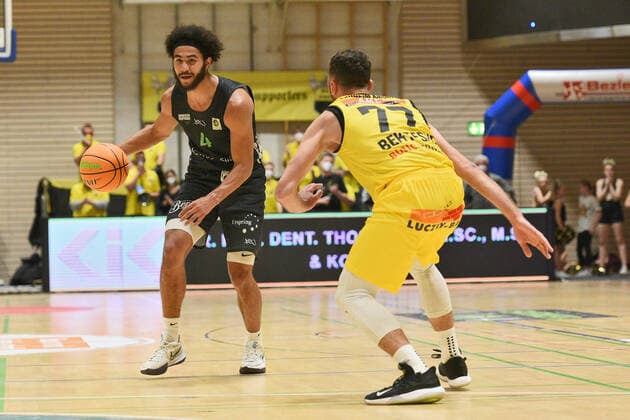 Tyler Cheese (TEAM Ehingen Urspring 4) gegen Besnik Bekteshi (VfL Kirchheim Knights 77) VfL Kirchheim Knights vs. TEAM Ehingen Urspring Basketball, Maenner, Barmer, 2.Basketball Bundesliga, ProA Hauptrunde , 18.Spieltag, 08.01.2022 Foto:Eibner Tobias Baur VfL Kirchheim Knights vs. TEAM Ehingen Urspring Basketball, Barmer, 2. Basketball Bundesliga, 2.BBL, Liga Pro A, 18.Spieltag, 08.01.2022 Kirchheim Teck Copyright: xEibner-Pressefotox EP_TBR