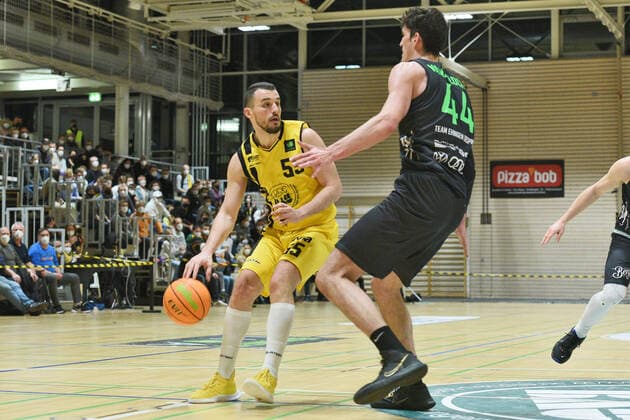 Karlo Miksic (VfL Kirchheim Knights 55) gegen Bernart Vanaclocha Sanchez (TEAM Ehingen Urspring 44) VfL Kirchheim Knights vs. TEAM Ehingen Urspring Basketball, Maenner, Barmer, 2.Basketball Bundesliga, ProA Hauptrunde , 18.Spieltag, 08.01.2022 Foto:Eibner Tobias Baur VfL Kirchheim Knights vs. TEAM Ehingen Urspring Basketball, Barmer, 2. Basketball Bundesliga, 2.BBL, Liga Pro A, 18.Spieltag, 08.01.2022 Kirchheim Teck Copyright: xEibner-Pressefotox EP_TBR