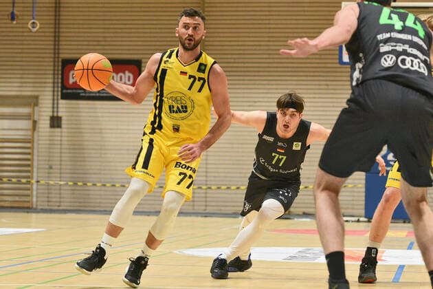 Besnik Bekteshi (VfL Kirchheim Knights 77) gegen Jakob Hanzalek (TEAM Ehingen Urspring 77) VfL Kirchheim Knights vs. TEAM Ehingen Urspring Basketball, Maenner, Barmer, 2.Basketball Bundesliga, ProA Hauptrunde , 18.Spieltag, 08.01.2022 Foto:Eibner Tobias Baur VfL Kirchheim Knights vs. TEAM Ehingen Urspring Basketball, Barmer, 2. Basketball Bundesliga, 2.BBL, Liga Pro A, 18.Spieltag, 08.01.2022 Kirchheim Teck Copyright: xEibner-Pressefotox EP_TBR