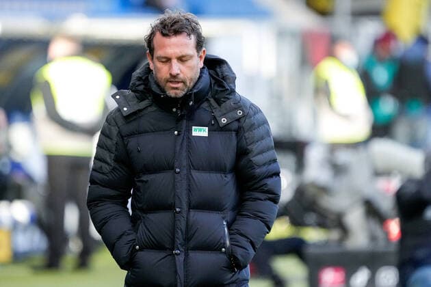 Markus Weinzierl (Trainer, Cheftrainer, FCA), Einzelbild, Aktion, Action, enttäuscht schauend, Enttäuschung, Frustration, disappointed, pessimistisch, 08.01.2022, Sinsheim (Deutschland), Fussball, Bundesliga, TSG 1899 Hoffenheim - FC Augsburg, DFB DFL REGULATIONS PROHIBIT ANY USE OF PHOTOGRAPHS AS IMAGE SEQUENCES AND OR QUASI-VIDEO.
