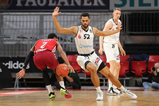 Zweikampf zwischen Corey Walden (Bayern Basketball, 2) und Trent Lockett (NINERS Chemnitz, 52) GER, FC Bayern Basketball vs. NINERS Chemnitz, Basketball, 1.Bundesliga, Saison 2021 2022, 09.01.2022, GER, FC Bayern Basketball vs. NINERS Chemnitz, Basketball, 1.Bundesliga, Saison 2021 2022, 09.01.2022 Muenchen Copyright: xEIBNER MarcelxEngelbrechtx EP_EER