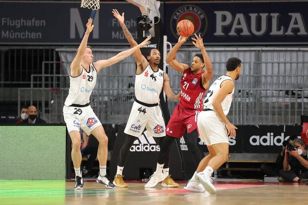 Frantz Massenat (NINERS Chemnitz, 29) und Darion Atkins (NINERS Chemnitz, 44) bedraengen Augustine Rubit (Bayern Basketball, 21) GER, FC Bayern Basketball vs. NINERS Chemnitz, Basketball, 1.Bundesliga, Saison 2021 2022, 09.01.2022, GER, FC Bayern Basketball vs. NINERS Chemnitz, Basketball, 1.Bundesliga, Saison 2021 2022, 09.01.2022 Muenchen Copyright: xEIBNER MarcelxEngelbrechtx EP_EER