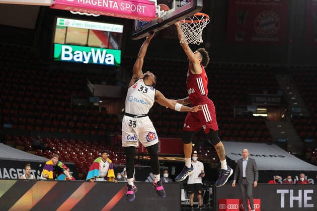 Nick Weiler-Babb (Bayern Basketball, 0) versucht Eric Washington (NINERS Chemnitz, 33) am Korb zu hindern. GER, FC Bayern Basketball vs. NINERS Chemnitz, Basketball, 1.Bundesliga, Saison 2021 2022, 09.01.2022, GER, FC Bayern Basketball vs. NINERS Chemnitz, Basketball, 1.Bundesliga, Saison 2021 2022, 09.01.2022 Muenchen Copyright: xEIBNER MarcelxEngelbrechtx EP_EER