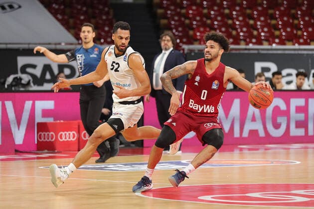 Zweikampf zwischen Trent Lockett (NINERS Chemnitz, 52) und Nick Weiler-Babb (Bayern Basketball, 0) GER, FC Bayern Basketball vs. NINERS Chemnitz, Basketball, 1.Bundesliga, Saison 2021 2022, 09.01.2022, GER, FC Bayern Basketball vs. NINERS Chemnitz, Basketball, 1.Bundesliga, Saison 2021 2022, 09.01.2022 Muenchen Copyright: xEIBNER MarcelxEngelbrechtx EP_EER
