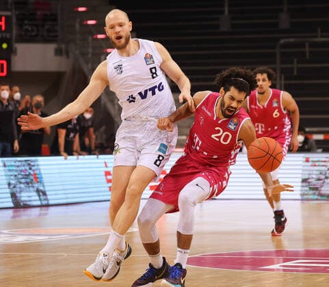 Bonn stolpert ueber Hamburg: Jeremy Morgan (TB Bonn 20) und Robin Christen (Hamburg Towers 8), Telekom Baskets Bonn vs. Hamburg Towers, Basketball, 1. Easy Credit- Bundesliga, 16. Spieltag, 09.01.2022, Telekom Baskets Bonn vs. Hamburg Towers, Basketball, 1. Easy Credit- Bundesliga, 16. Spieltag, 09.01.2022, Foto: EIBNER Joerg Niebergall Bonn Copyright: xJoergxNiebergall Eibner-Pressefox EP_JNL