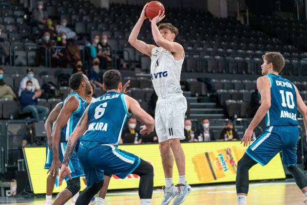 Wurf von Maik Kotsar (Hamburg Towers 11) Hamburg Towers vs. Turk Telekom Ankara, Basketball, Eurocup, Gruppenphase, Spieltag 9, Saison 2021 2022, 11.01.2022 Marcel von Fehrn Hamburg Towers vs. Turk Telekom Ankara, Basketball, Eurocup, Gruppenphase, Spieltag 9, Saison 2021 2022, 11.01.2022 Hamburg Copyright: xEibnerxPressefoto MarcelxvonxFehrnx EP_MFN