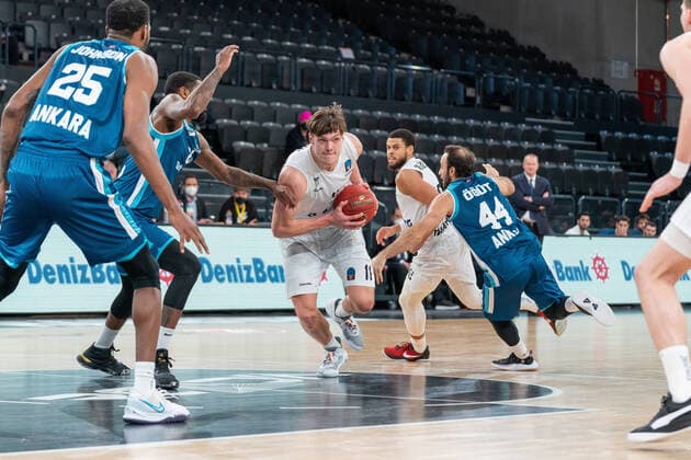 Maik Kotsar (Hamburg Towers 11) setzt sich durch Hamburg Towers vs. Turk Telekom Ankara, Basketball, Eurocup, Gruppenphase, Spieltag 9, Saison 2021 2022, 11.01.2022 Marcel von Fehrn Hamburg Towers vs. Turk Telekom Ankara, Basketball, Eurocup, Gruppenphase, Spieltag 9, Saison 2021 2022, 11.01.2022 Hamburg Copyright: xEibnerxPressefoto MarcelxvonxFehrnx EP_MFN