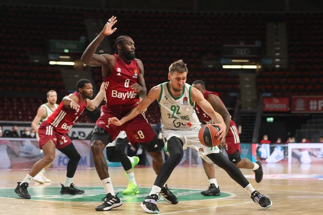 Sport Bilder des Tages Zweikampf zwischen Othello Hunter (Bayern Basketball, 8) und Edgaras Ulanovas (BC Zalgiris Kaunas, 92) GER, FC Bayern Basketball vs. BC Zalgiris Kaunas, Basketball, EuroLeague, Saison 2021 2022, 11.01.2022, GER, FC Bayern Basketball vs. BC Zalgiris Kaunas, Basketball, EuroLeague, Saison 2021 2022, 11.01.2022, Muenchen Copyright: xEIBNER MarcelxEngelbrechtx EP_EER