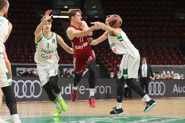 Andreas Obst (Bayern Basketball, 13) spielt einen Pass GER, FC Bayern Basketball vs. BC Zalgiris Kaunas, Basketball, EuroLeague, Saison 2021 2022, 11.01.2022, GER, FC Bayern Basketball vs. BC Zalgiris Kaunas, Basketball, EuroLeague, Saison 2021 2022, 11.01.2022, Muenchen Copyright: xEIBNER MarcelxEngelbrechtx EP_EER