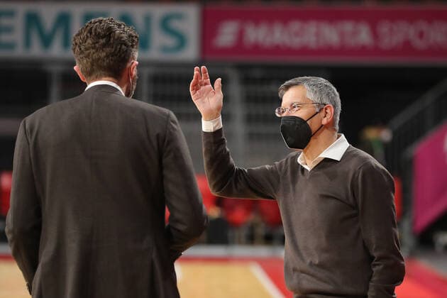Geschaeftsfuehrer Marko Pesic im Gespreach mit Praesident Herbert Hainer. GER, FC Bayern Basketball vs. BC Zalgiris Kaunas, Basketball, EuroLeague, Saison 2021 2022, 11.01.2022, GER, FC Bayern Basketball vs. BC Zalgiris Kaunas, Basketball, EuroLeague, Saison 2021 2022, 11.01.2022, Muenchen Copyright: xEIBNER MarcelxEngelbrechtx EP_EER