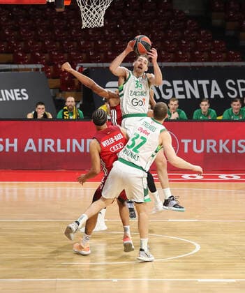 Tyler Cavanaugh (BC Zalgiris Kaunas, 34) mit einem Rebound. GER, FC Bayern Basketball vs. BC Zalgiris Kaunas, Basketball, EuroLeague, Saison 2021 2022, 11.01.2022, GER, FC Bayern Basketball vs. BC Zalgiris Kaunas, Basketball, EuroLeague, Saison 2021 2022, 11.01.2022, Muenchen Copyright: xEIBNER MarcelxEngelbrechtx EP_EER