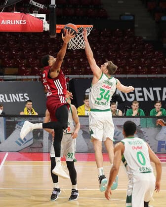 Tyler Cavanaugh (BC Zalgiris Kaunas, 34) versucht Augustine Rubit (Bayern Basketball, 21) zu blocken. GER, FC Bayern Basketball vs. BC Zalgiris Kaunas, Basketball, EuroLeague, Saison 2021 2022, 11.01.2022, GER, FC Bayern Basketball vs. BC Zalgiris Kaunas, Basketball, EuroLeague, Saison 2021 2022, 11.01.2022, Muenchen Copyright: xEIBNER MarcelxEngelbrechtx EP_EER