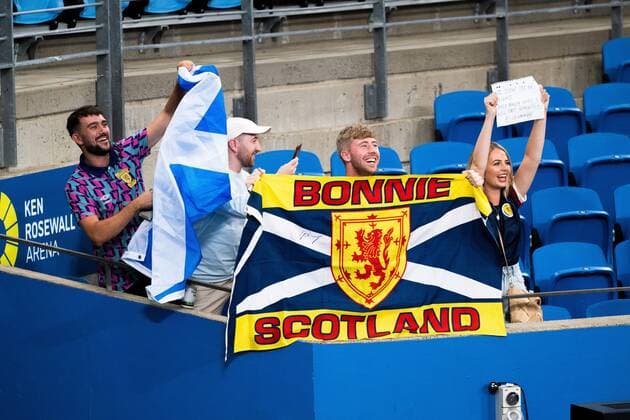 Mandatory Credit: Photo by Shutterstock (12757785y) Andy Murray fans cheering him on after his Quarter Final Match Sydney Tennis Classic, Day 5, Tennis, Olympic Park, Sydney, Australia - 13 Jan 2022 Sydney Tennis Classic, Day 5, Tennis, Olympic Park, Sydney, Australia - 13 Jan 2022 Copyright: xShutterstockx 12757785y