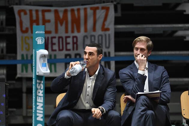 Roel Moors (Cheftrainer, Headcoach, BG Goettingen) li. und Olivier Foucart (Assistenztrainer, Assistant Coach, BG Goettingen) re., im Hintergrund das Plakat der Initiative Chemnitz ist weder grau noch braun, Niners Chemnitz vs. BG Goettingen, easycredit Basketball Bundesliga, 12.01.2022 Niners Chemnitz vs. BG Goettingen, easycredit Basketball Bundesliga, 12.01.2022 Chemnitz Copyright: xBertxHarzer xEibner-xPressefotox