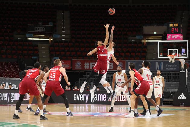 Augustine Rubit (Bayern Basketball, 21) und Donatas Motiejunas (AS Monaco, 20) beim Sprungball. GER, FC Bayern Basketball vs. AS Monaco, Basketball, EuroLeague, Saison 2021 2022, 13.01.2022, GER, FC Bayern Basketball vs. AS Monaco, Basketball, EuroLeague, Saison 2021 2022, 13.01.2022 Muenchen Copyright: xEIBNER MarcelxEngelbrechtx EP_EER