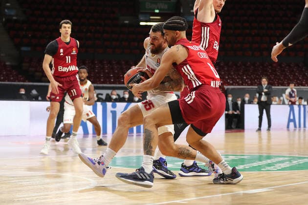Nick Weiler-Babb (Bayern Basketball, 0) im Zweikampf mit Mike James (AS Monaco, 55) GER, FC Bayern Basketball vs. AS Monaco, Basketball, EuroLeague, Saison 2021 2022, 13.01.2022, GER, FC Bayern Basketball vs. AS Monaco, Basketball, EuroLeague, Saison 2021 2022, 13.01.2022 Muenchen Copyright: xEIBNER MarcelxEngelbrechtx EP_EER