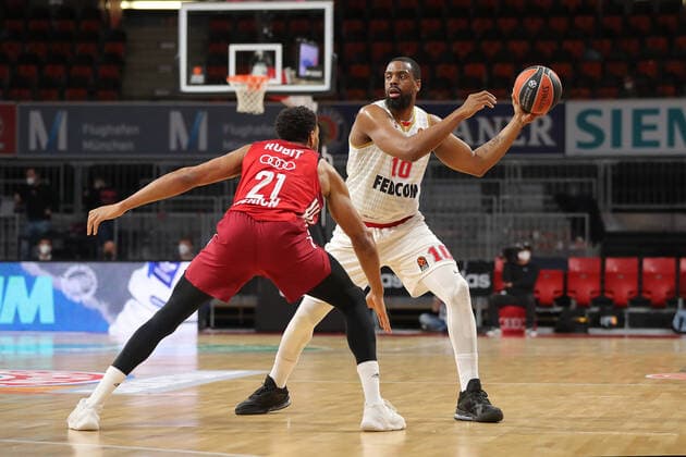 Augustine Rubit (Bayern Basketball, 21) bedraengt Will Thomas (AS Monaco, 10) GER, FC Bayern Basketball vs. AS Monaco, Basketball, EuroLeague, Saison 2021 2022, 13.01.2022, GER, FC Bayern Basketball vs. AS Monaco, Basketball, EuroLeague, Saison 2021 2022, 13.01.2022 Muenchen Copyright: xEIBNER MarcelxEngelbrechtx EP_EER