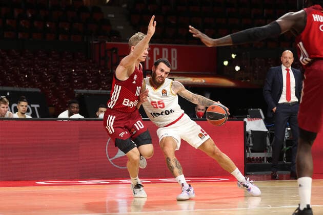 Zweikampf zwischen Ognjen Jaramaz(Bayern Basketball, 10) und Mike James (AS Monaco, 55) GER, FC Bayern Basketball vs. AS Monaco, Basketball, EuroLeague, Saison 2021 2022, 13.01.2022, GER, FC Bayern Basketball vs. AS Monaco, Basketball, EuroLeague, Saison 2021 2022, 13.01.2022 Muenchen Copyright: xEIBNER MarcelxEngelbrechtx EP_EER