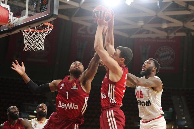 Deshaun Thomas (Bayern Basketball, 1) und Zan Mark Sisko (Bayern Basketball, 31) klaeren vor Donta Hall (AS Monaco, 45) GER, FC Bayern Basketball vs. AS Monaco, Basketball, EuroLeague, Saison 2021 2022, 13.01.2022, GER, FC Bayern Basketball vs. AS Monaco, Basketball, EuroLeague, Saison 2021 2022, 13.01.2022 Muenchen Copyright: xEIBNER MarcelxEngelbrechtx EP_EER