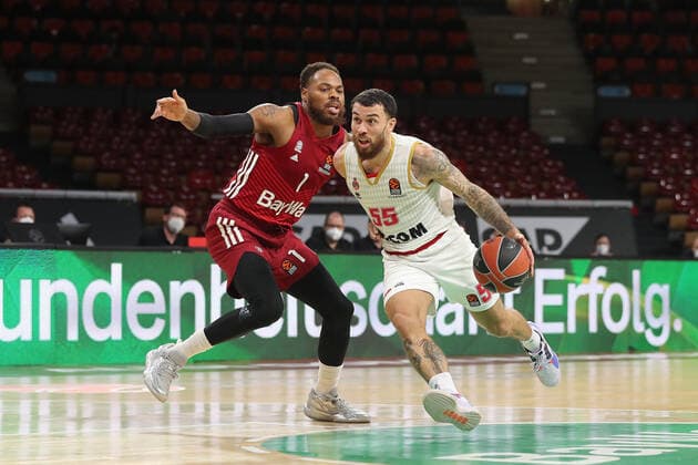 Deshaun Thomas (Bayern Basketball, 1) und Mike James (AS Monaco, 55) im Zweikampf GER, FC Bayern Basketball vs. AS Monaco, Basketball, EuroLeague, Saison 2021 2022, 13.01.2022, GER, FC Bayern Basketball vs. AS Monaco, Basketball, EuroLeague, Saison 2021 2022, 13.01.2022 Muenchen Copyright: xEIBNER MarcelxEngelbrechtx EP_EER