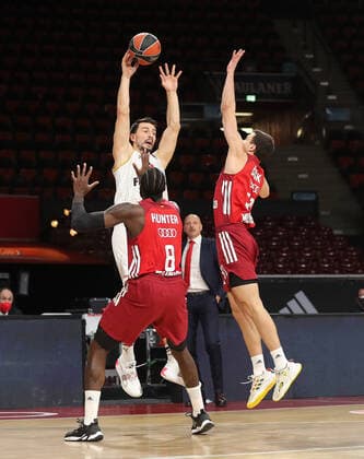 Zan Mark Sisko (Bayern Basketball, 31) versucht Leo Westermann (AS Monaco, 9) zu blocken GER, FC Bayern Basketball vs. AS Monaco, Basketball, EuroLeague, Saison 2021 2022, 13.01.2022, GER, FC Bayern Basketball vs. AS Monaco, Basketball, EuroLeague, Saison 2021 2022, 13.01.2022 Muenchen Copyright: xEIBNER MarcelxEngelbrechtx EP_EER