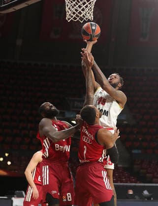 Othello Hunter (Bayern Basketball, 8) und Deshaun Thomas (Bayern Basketball, 1) koennen Donta Hall (AS Monaco, 45) nicht am Wurf hindern. GER, FC Bayern Basketball vs. AS Monaco, Basketball, EuroLeague, Saison 2021 2022, 13.01.2022, GER, FC Bayern Basketball vs. AS Monaco, Basketball, EuroLeague, Saison 2021 2022, 13.01.2022 Muenchen Copyright: xEIBNER MarcelxEngelbrechtx EP_EER